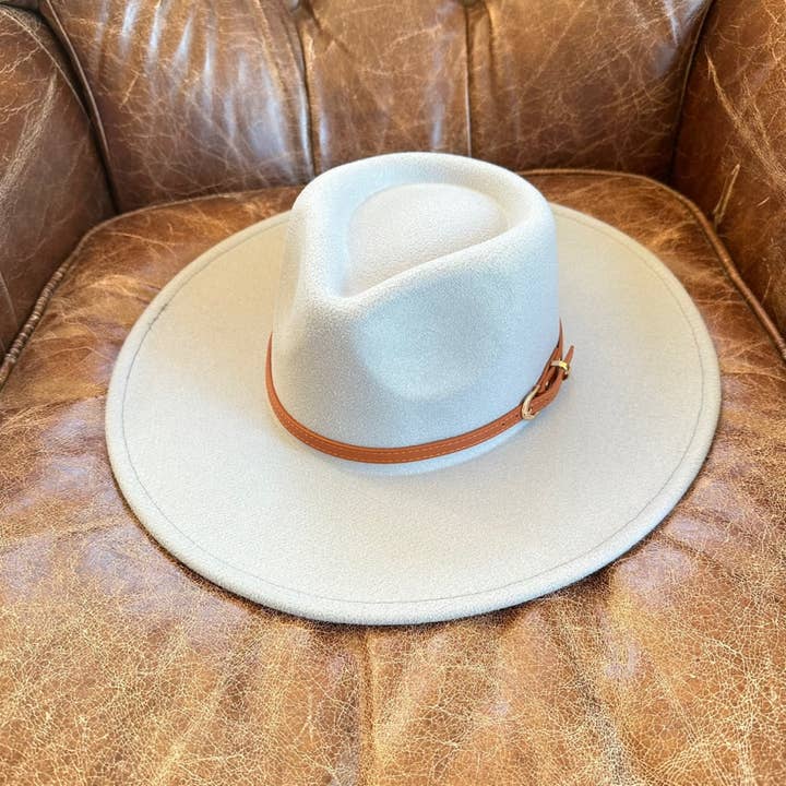 Chapeau de rancher en feutre végétalien à large bord avec cuir tressé pour la vente par Bella Betty