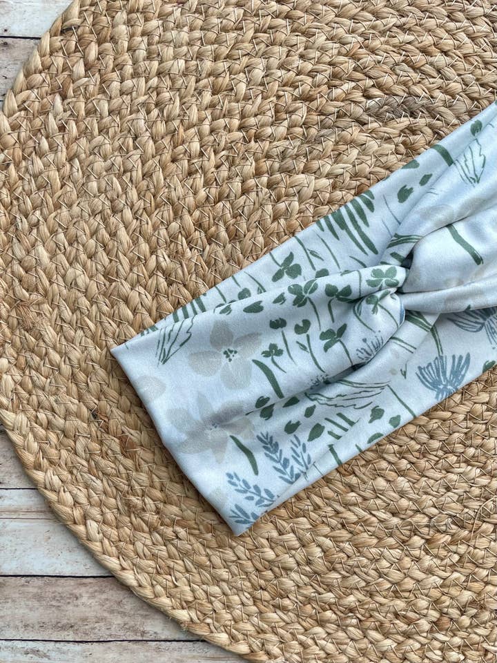 Bandeau torsadé en maille « Prairie flottante » bleu poussiéreux pour la vente par Designs by Rachel Joy