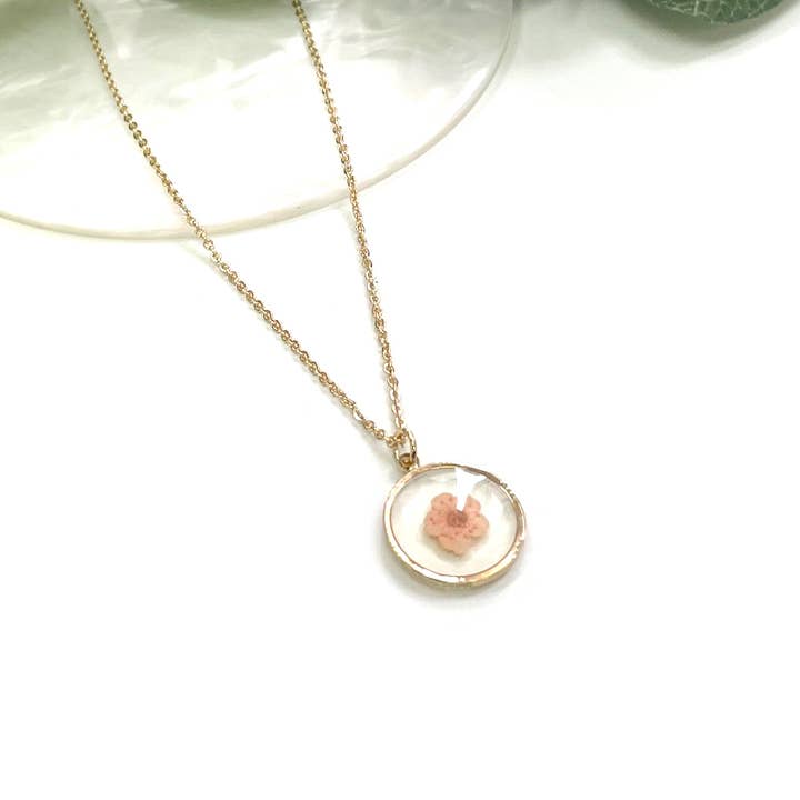 StarryNYC - Wholesale Pendant/Charm Necklace - Pressed Real Flower Epoxy Round Charm Pendant Necklace3