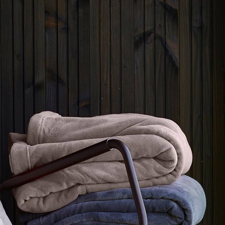 Grey polar throw carbone for wholesale by Sylvie Thiriez