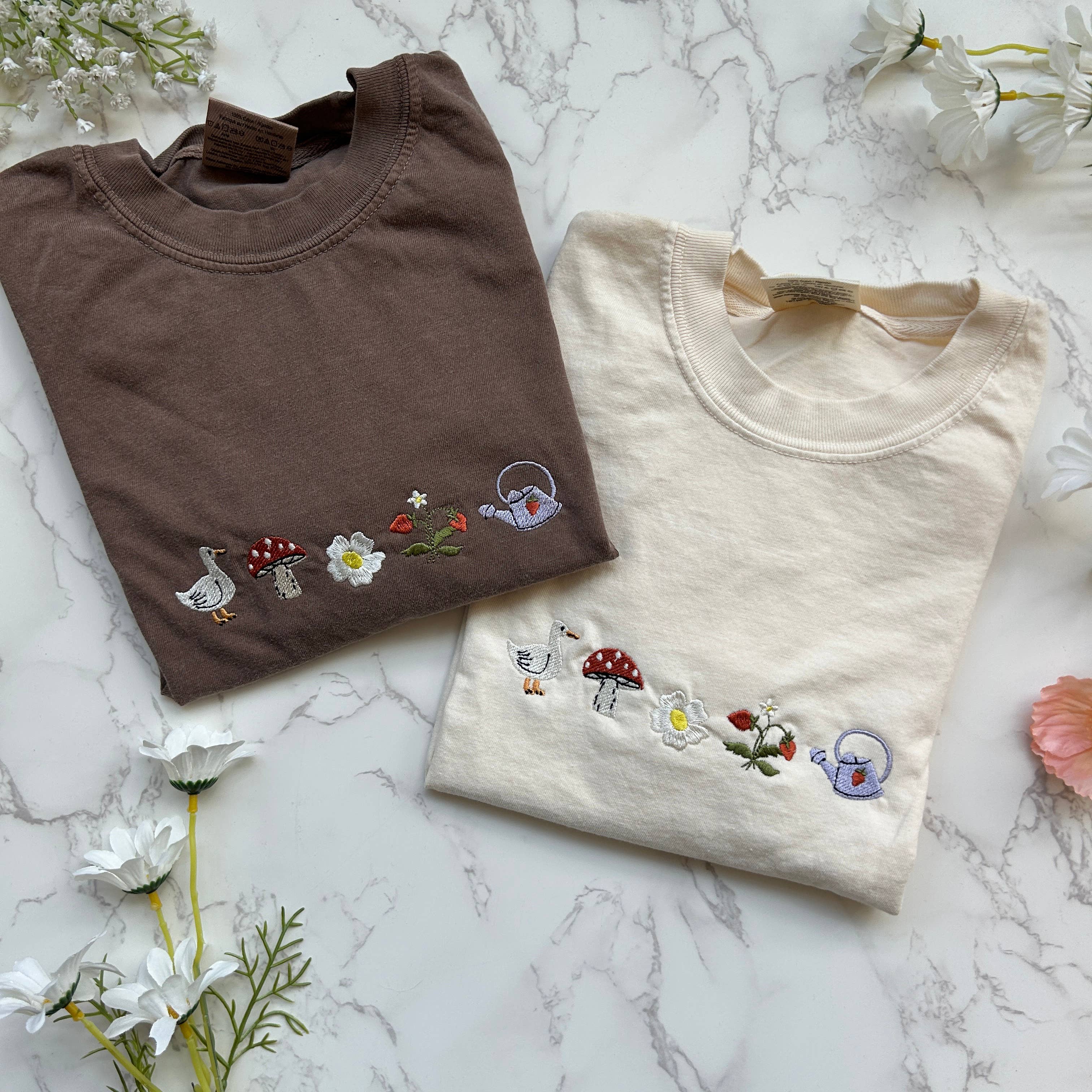 Plantiful Design Co – Engroshandel T-shirt – til kvinder – Broderet Cottagecore Forårsand Svampehave T-shirt0