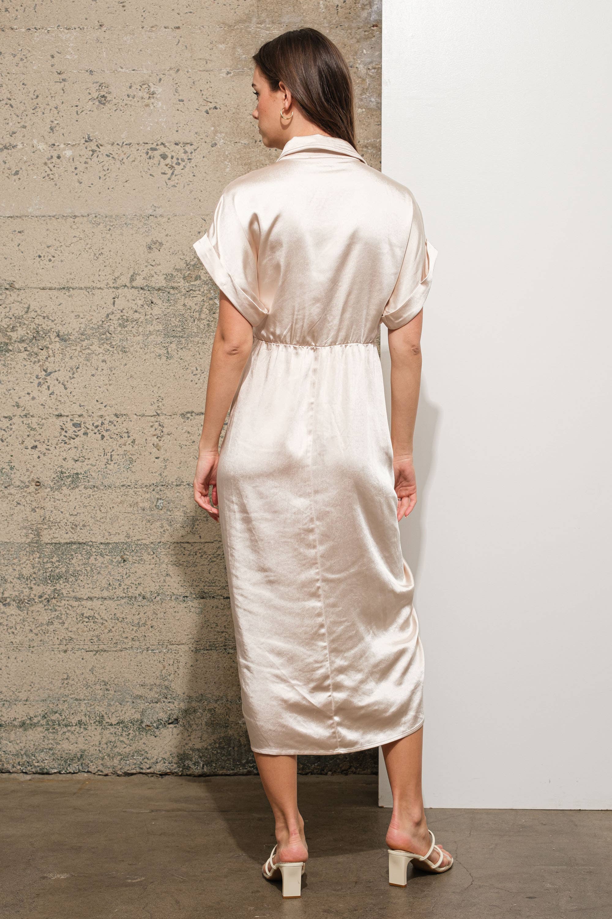 BEIGE 34971D - Abito a turni in raso increspato con cravatta sul davanti in vendita all'ingrosso su Faire3