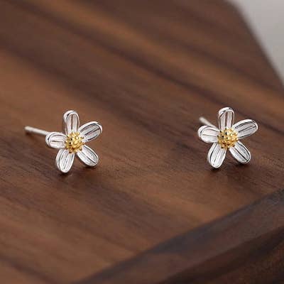 Winzige kleine Gänseblümchen-Ohrstecker aus 925er Sterlingsilber für den Großhandel von Perimade & Co. LLC