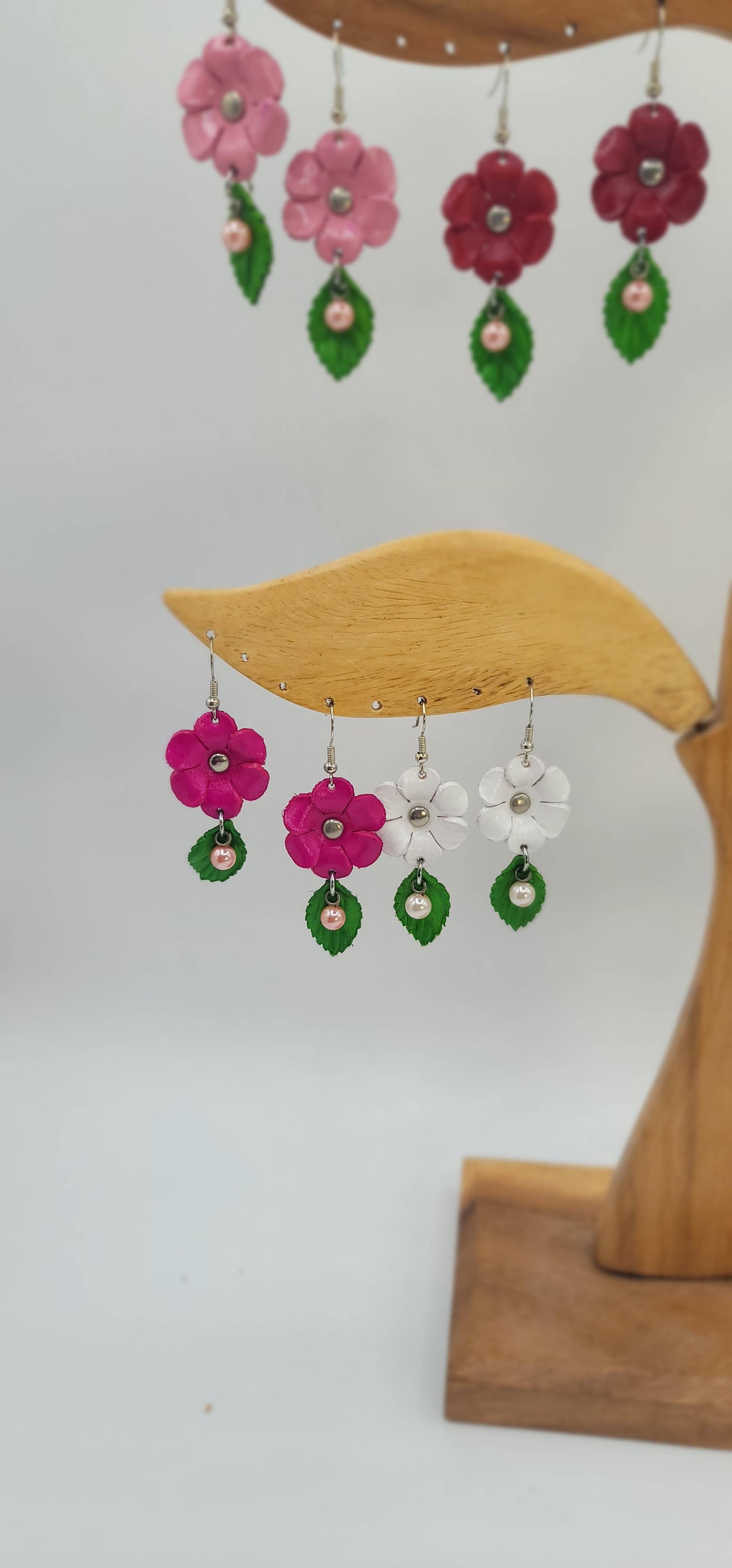 Sunflower Handmade leather inc – wholesale Hängande örhängen – handgjorda läderblomörhängen i olika färger3