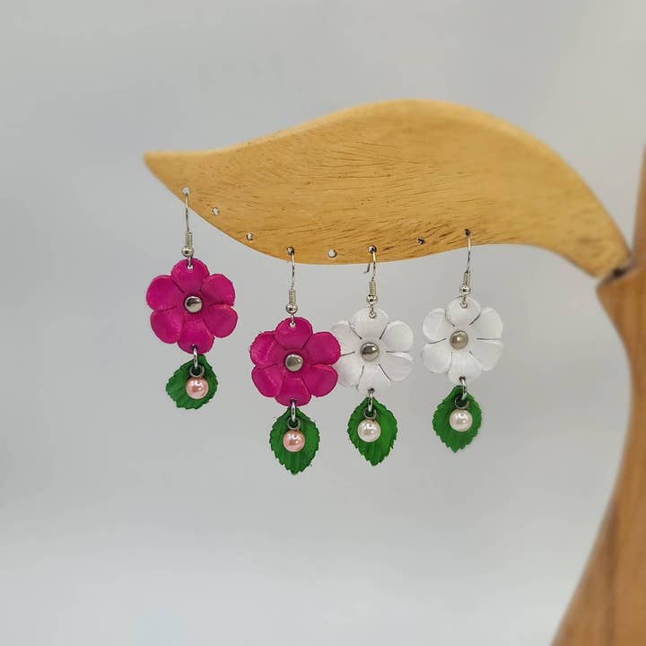 Sunflower Handmade leather inc – wholesale Hängande örhängen – handgjorda läderblomörhängen i olika färger3