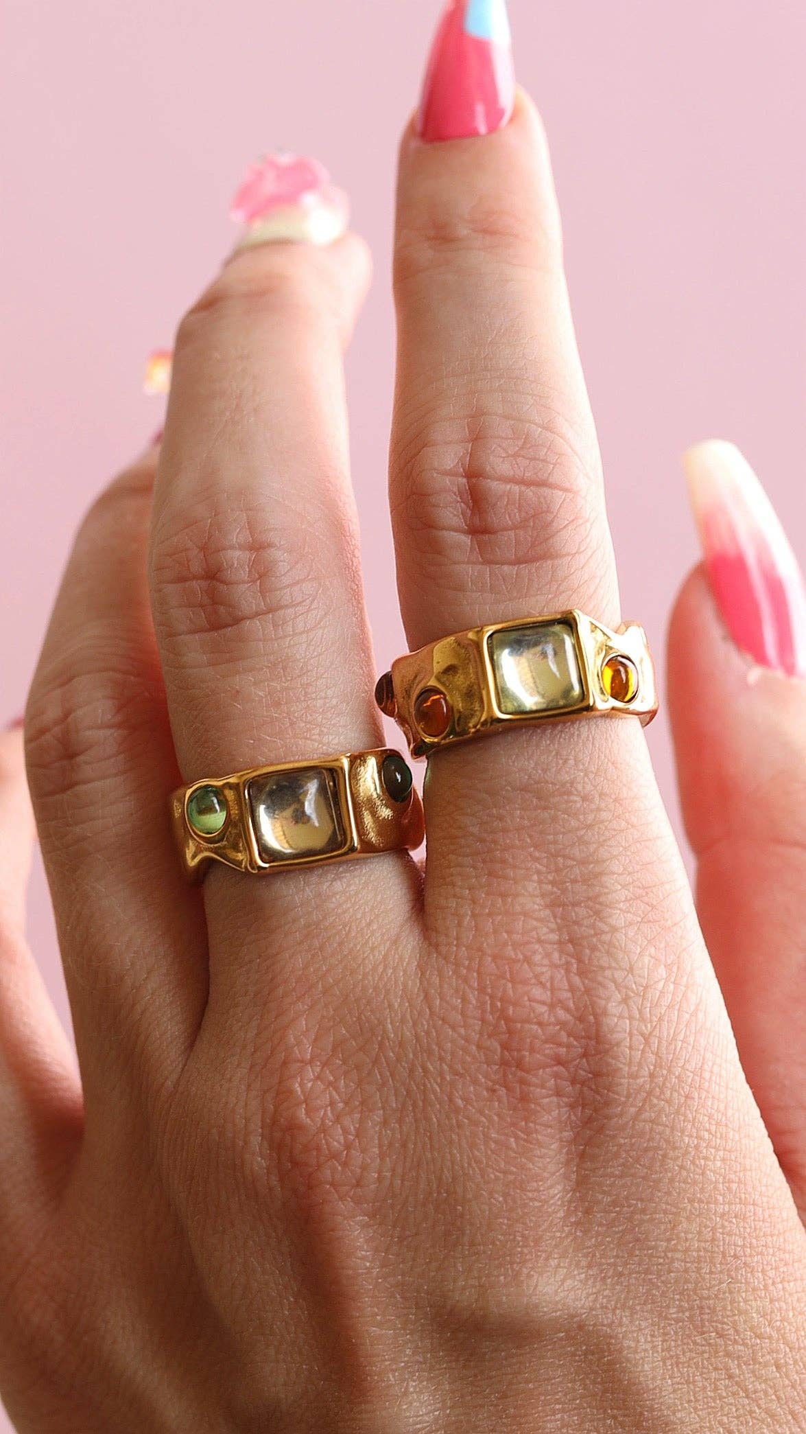 MeloMelo - Wholesale Ring met meerdere stenen - Riley brede cabochon hamerslag gouden ring met gekleurde glazen inzetstukken7