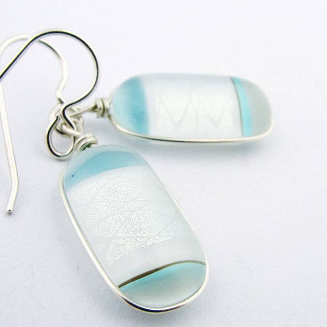 BM-156 : Boucles d'oreilles Axiom (blanches) ⚡️ pour la vente par Momo Glassworks