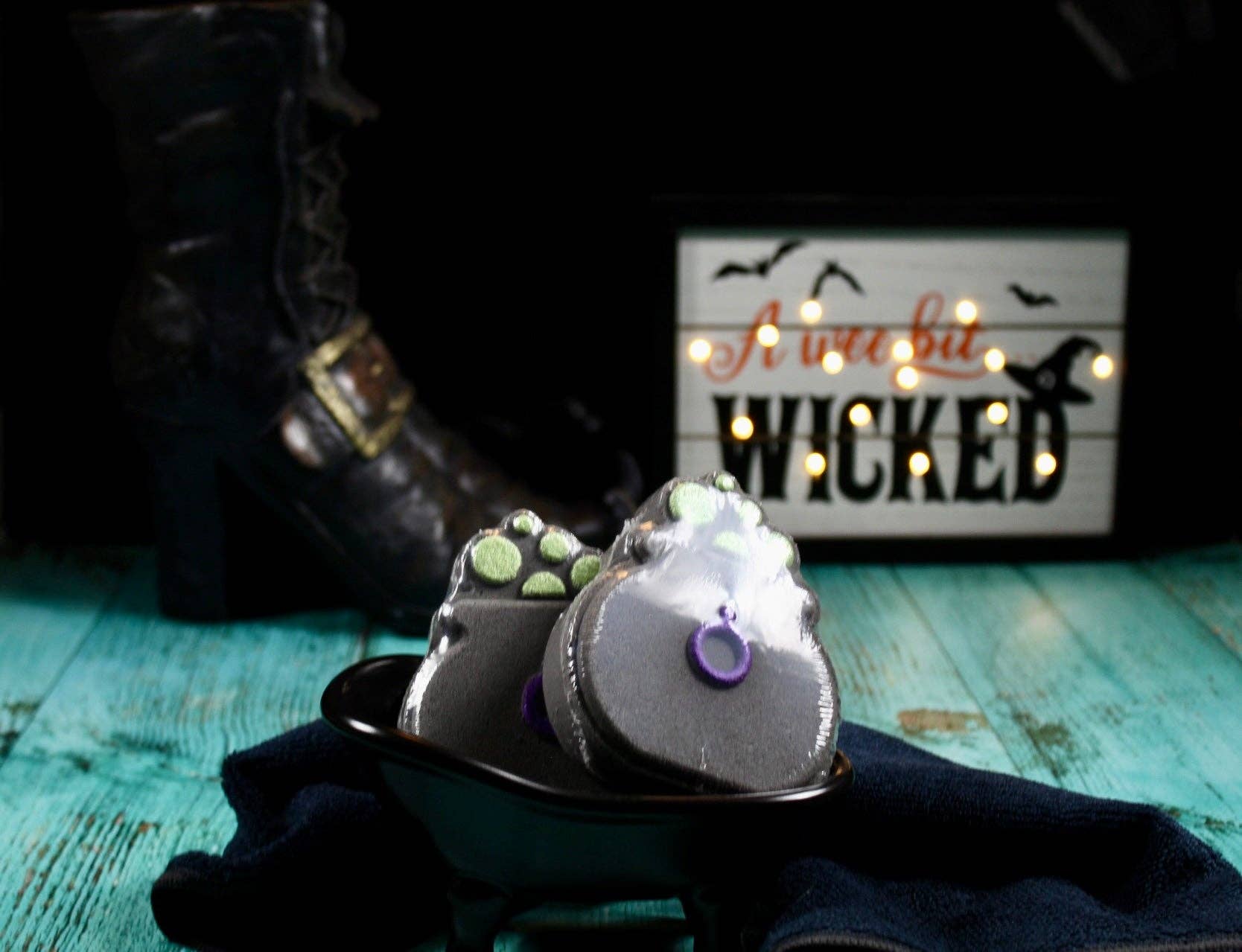 Wicked Bubbles LLC - Wholesale Bath Bomb/Fizz - Bath bomb - 5.5 oz - Witch’s Cauldron1