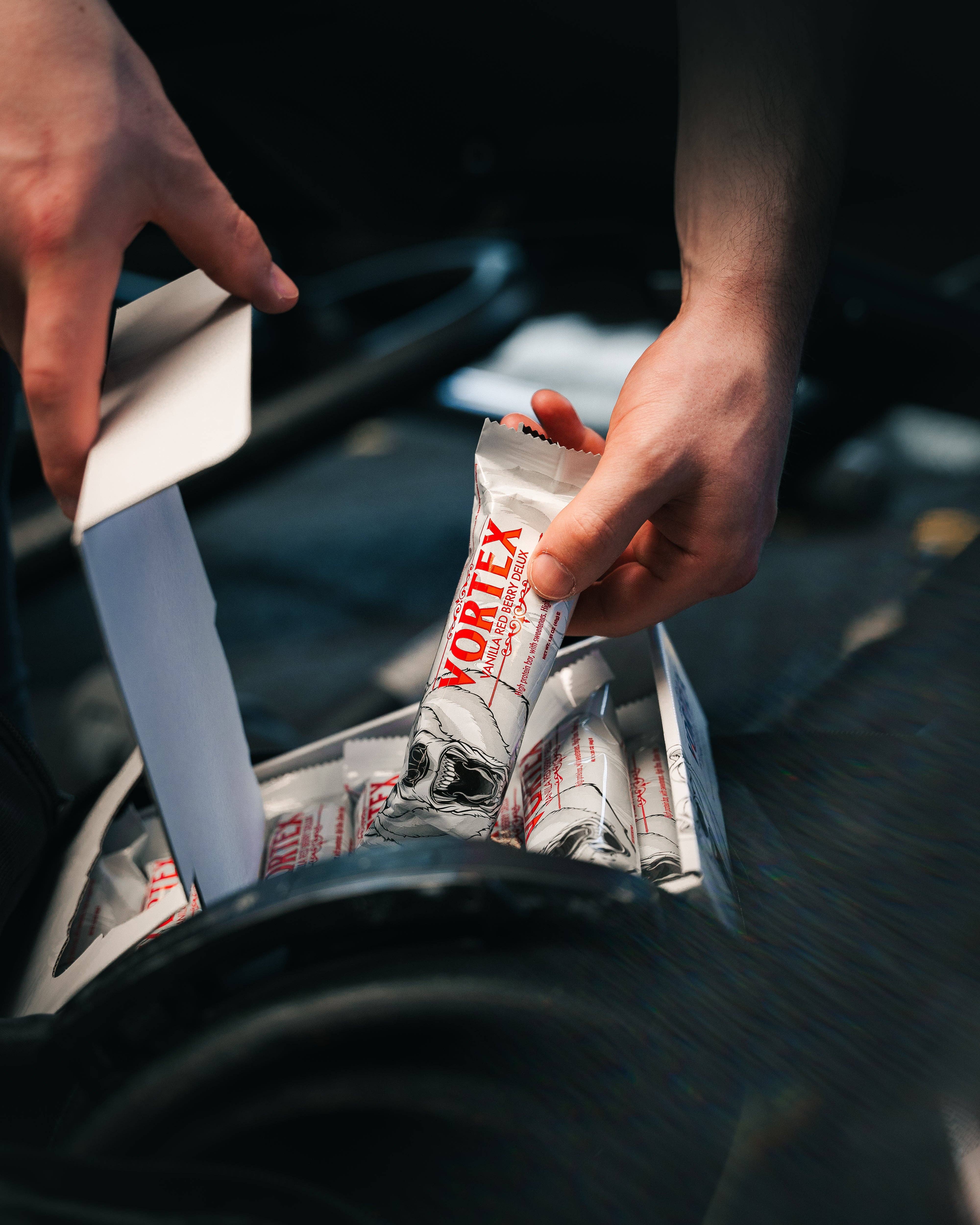 Bear Eats Tiger - Wholesale Snack Bar - Vanilla Red Berry Delux snack bar - box (12pc)2