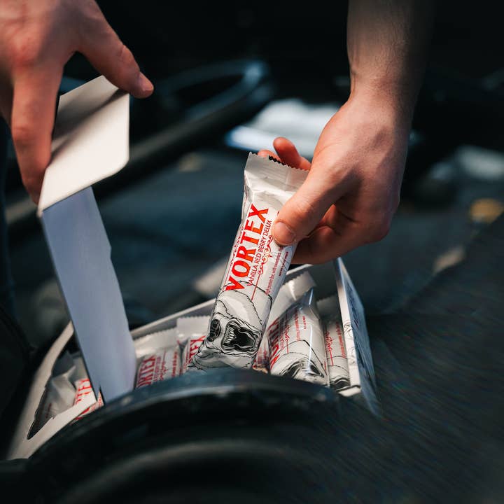 Bear Eats Tiger - Wholesale Snack Bar - Vanilla Red Berry Delux snack bar - box (12pc)2