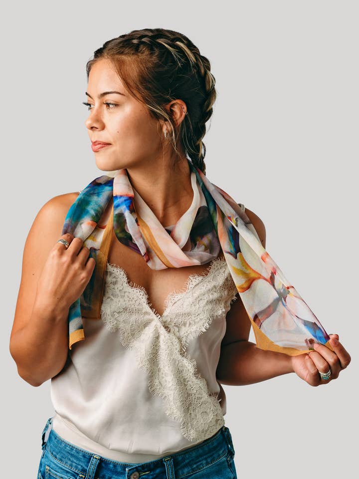 Écharpe en soie Poinsettia - Écharpe en soie blanche des fêtes - transparent pour la vente par Silk Squirrel