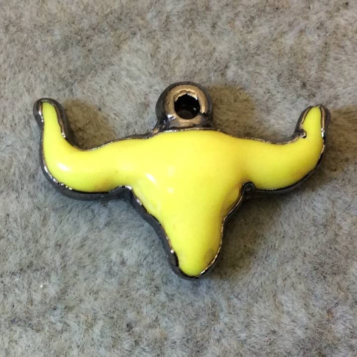 Pingente de Crânio de Boi em Acrílico Amarelo com Revestimento de Metal Gunmetal - 26mmx18mm por atacado de Only Beads