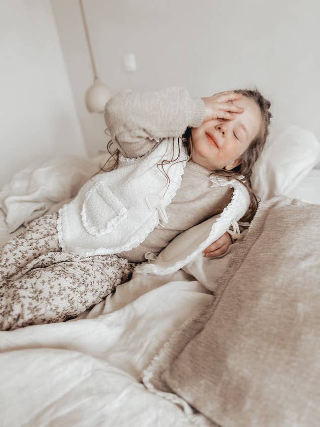 Annie & Charles – Engroshandel Vest - Børn – Annie & Charles® blød vest med teddyfleece og blondekanter7