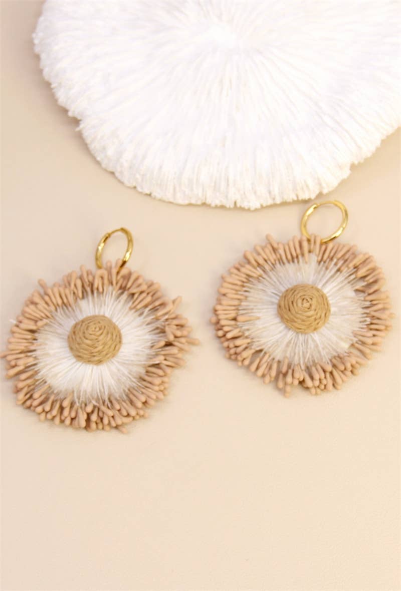 BELLISSIMA BIJOUX – Großhandel Ohrhänger – Boho-Blumenohrringe aus geflochtener Raffia4