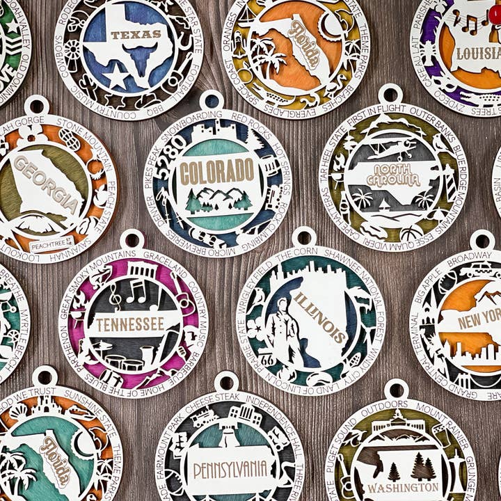 Ornements de Noël faits main en bouleau représentant la fierté de l'État, des breloques pour voiture pour la vente par OBX Prep