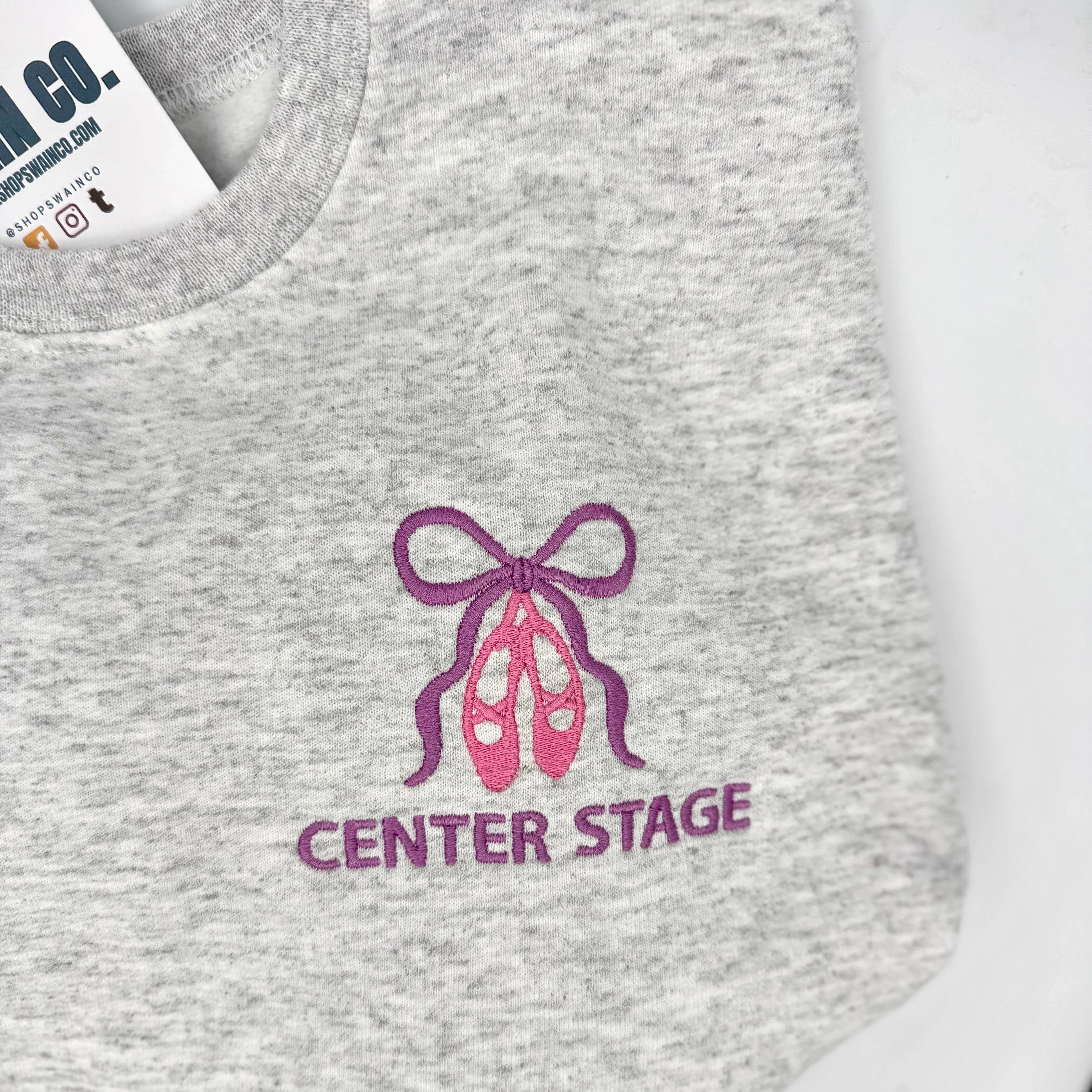 Swain Co. Embroidery & Press - Vente Sweat-shirt – femme - Sweatshirt Ras-du-Cou Brodé avec Chaussons de Ballet Personnalisés & Nœud | Sweatshirt Personnalisé avec Nom de Danse | Cadeau de Ballet pour Danseur | Vêtements pour Équipe de Danse1