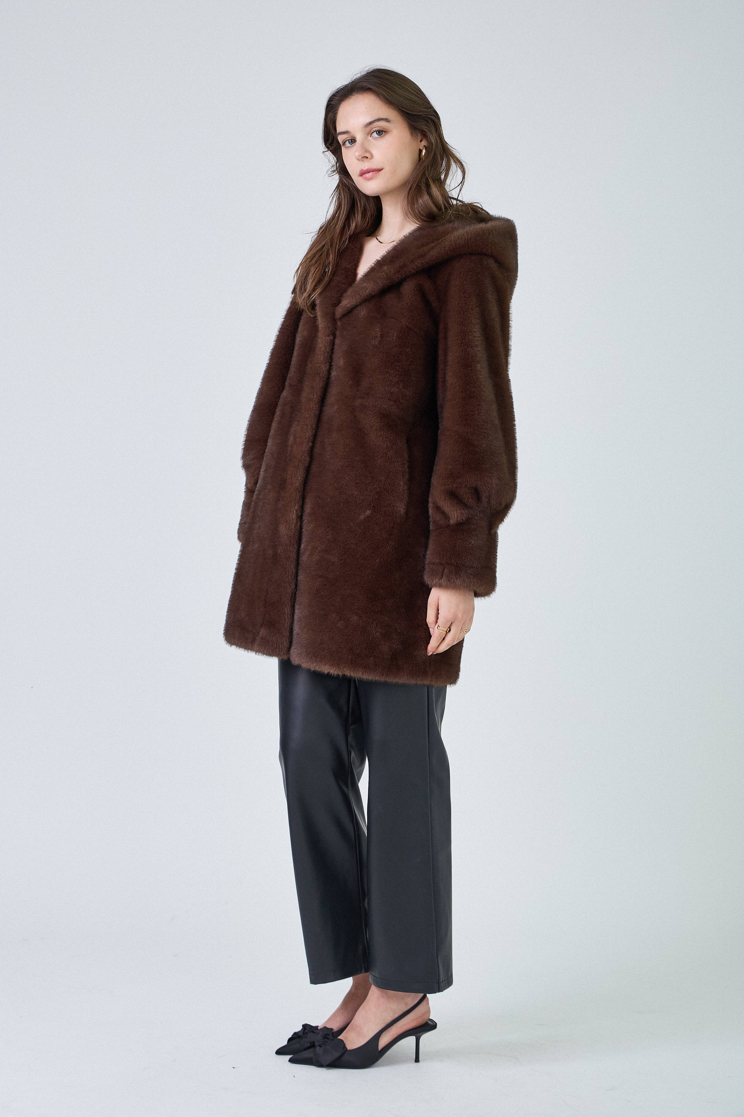 Giovanni Paris – wholesale Päls/fuskpäls - Dam – Lisa's kappa i midjelång fuskpäls med huva och dragsko i midjan20