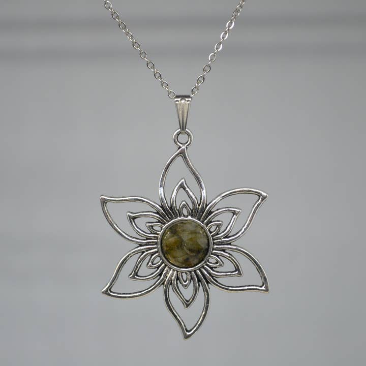 Labradorite flower pendant for wholesale by Vertus Naturelles