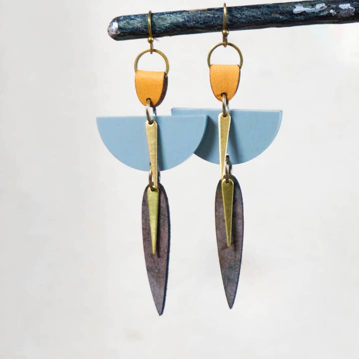 Rebel, klein, in blauw acryl en leer voor wholesale door Sunward Jewelry and Hats