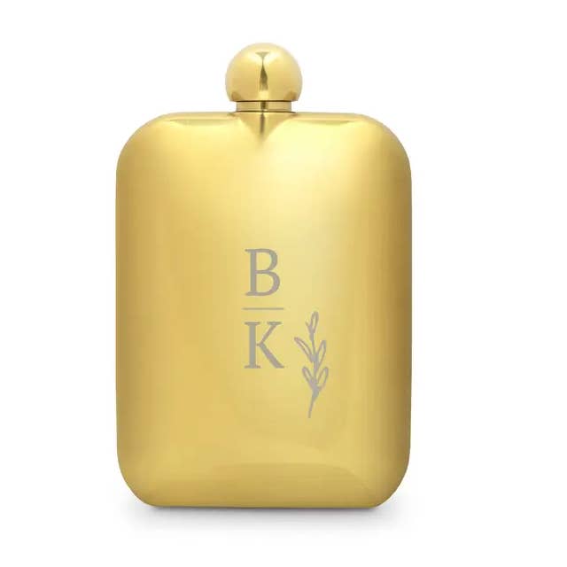 Heupfles met ronde rand van goudkleurig metaal - Rustic Love Monogram voor wholesale door Weddingstar Inc.