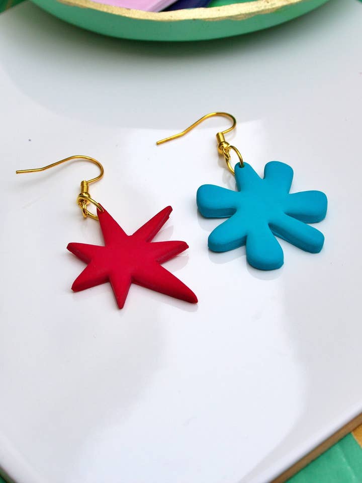 Red and Blue Kiki Bouba Earrings Linguistics Inspired Abstract Acrylic Cognitive Science Jewelry Mismatched Statement Gifts Memphis Milano for wholesale by Squishy Jewellery