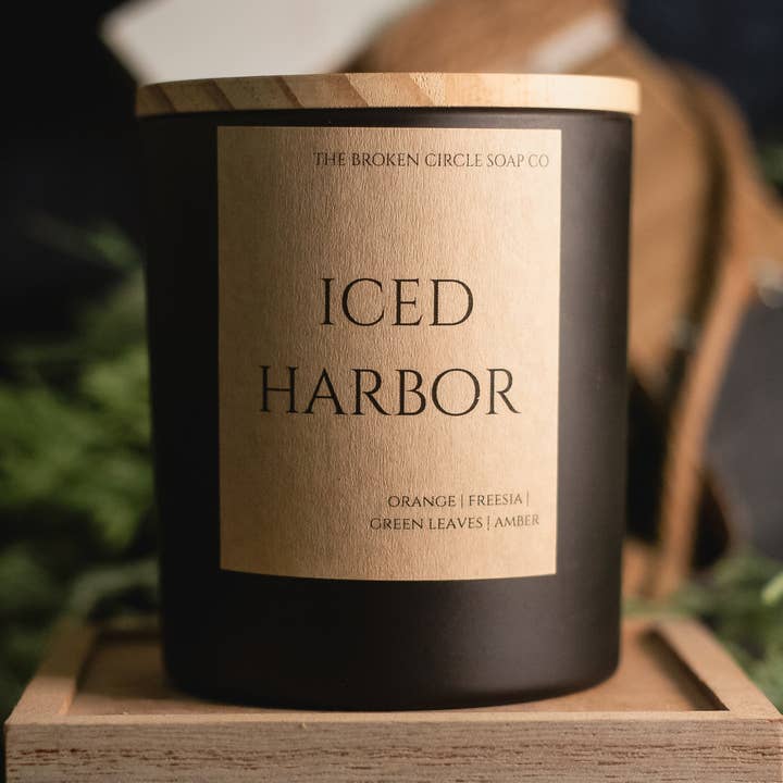 Porto Ghiacciato | Candela di Lusso in Cera di Soia | Arancia, Fresia, Foglie Verdi, Ambra per la vendita all'ingrosso da parte di The Broken Circle Soap Co