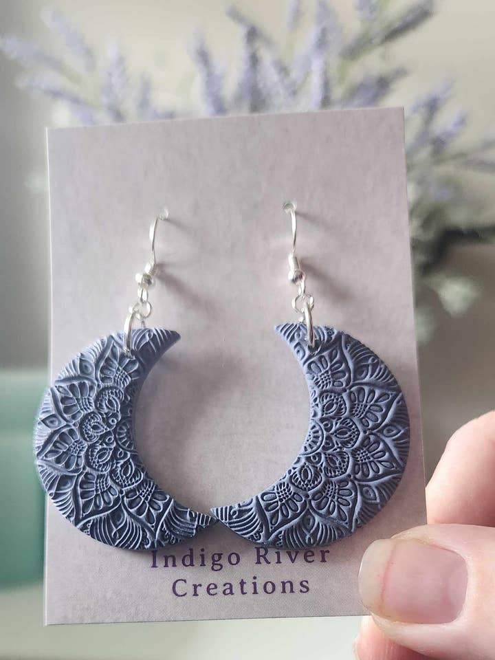 Pendentifs en forme de lune texturés bleus pour la vente par Indigo River Creations