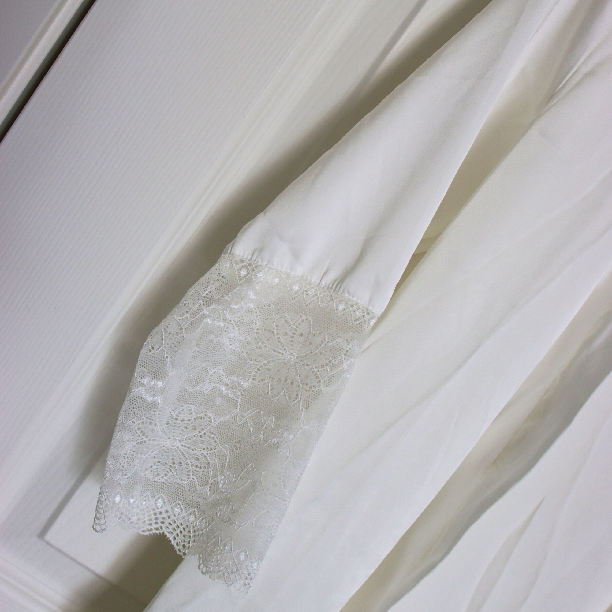 DrifWoo – Robe - Mulher por atacado – Robe de Cetim Branco com Mangas de Renda – Noiva & Spa1