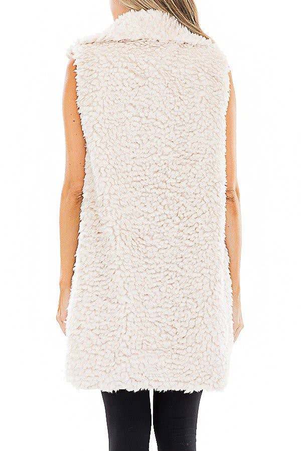 Cap Zone – Großhandel Oberbekleidungsweste – Damen – Halblange Weste aus Satin mit luxuriösem Kunstziegenfell-Futter5