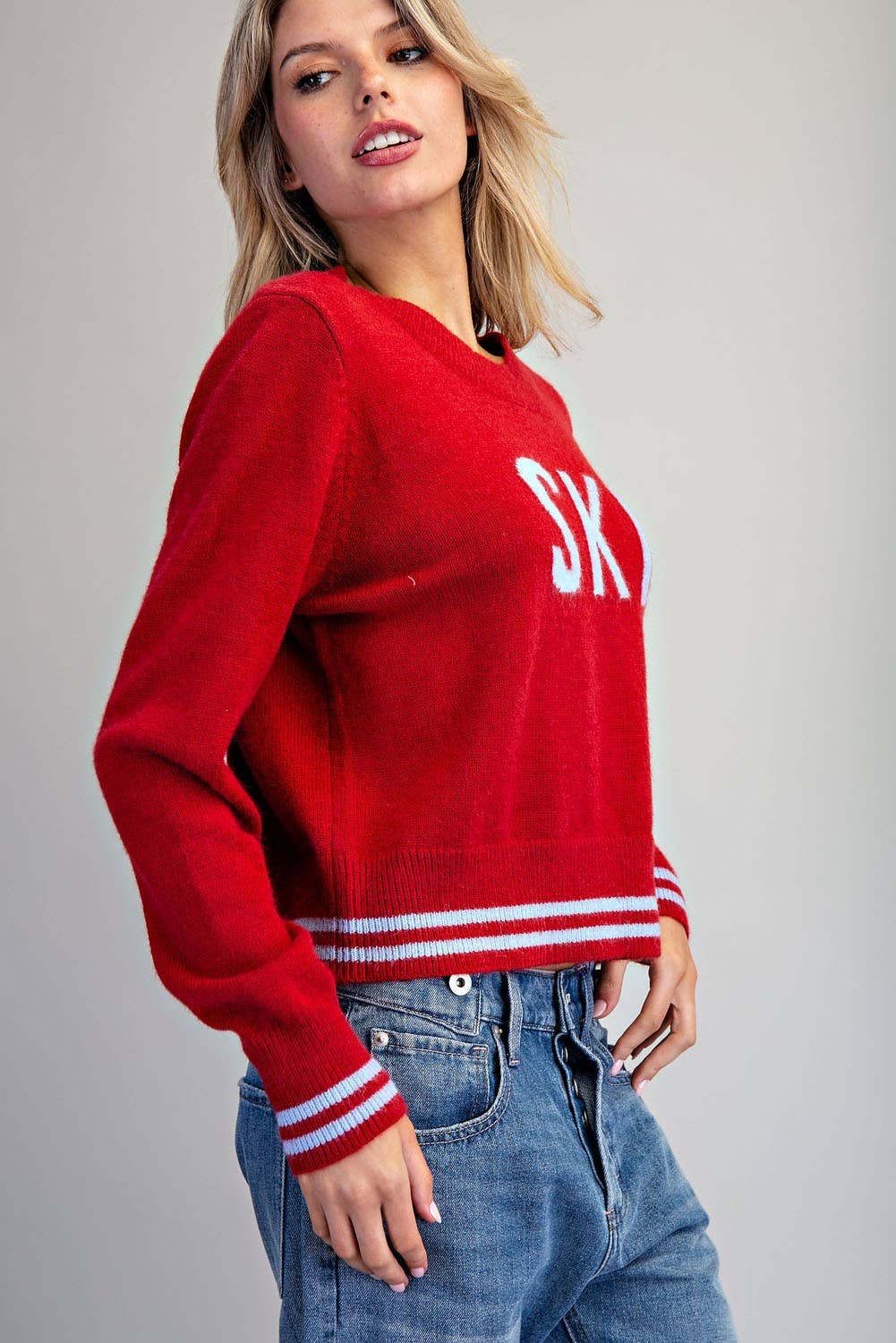 PURPUR PL9681 - PULLOVER MIT FETTEM SKI-SCHRIFTZUG UND GESTREIFTEN BÜNDCHEN für den Großhandel auf Faire7