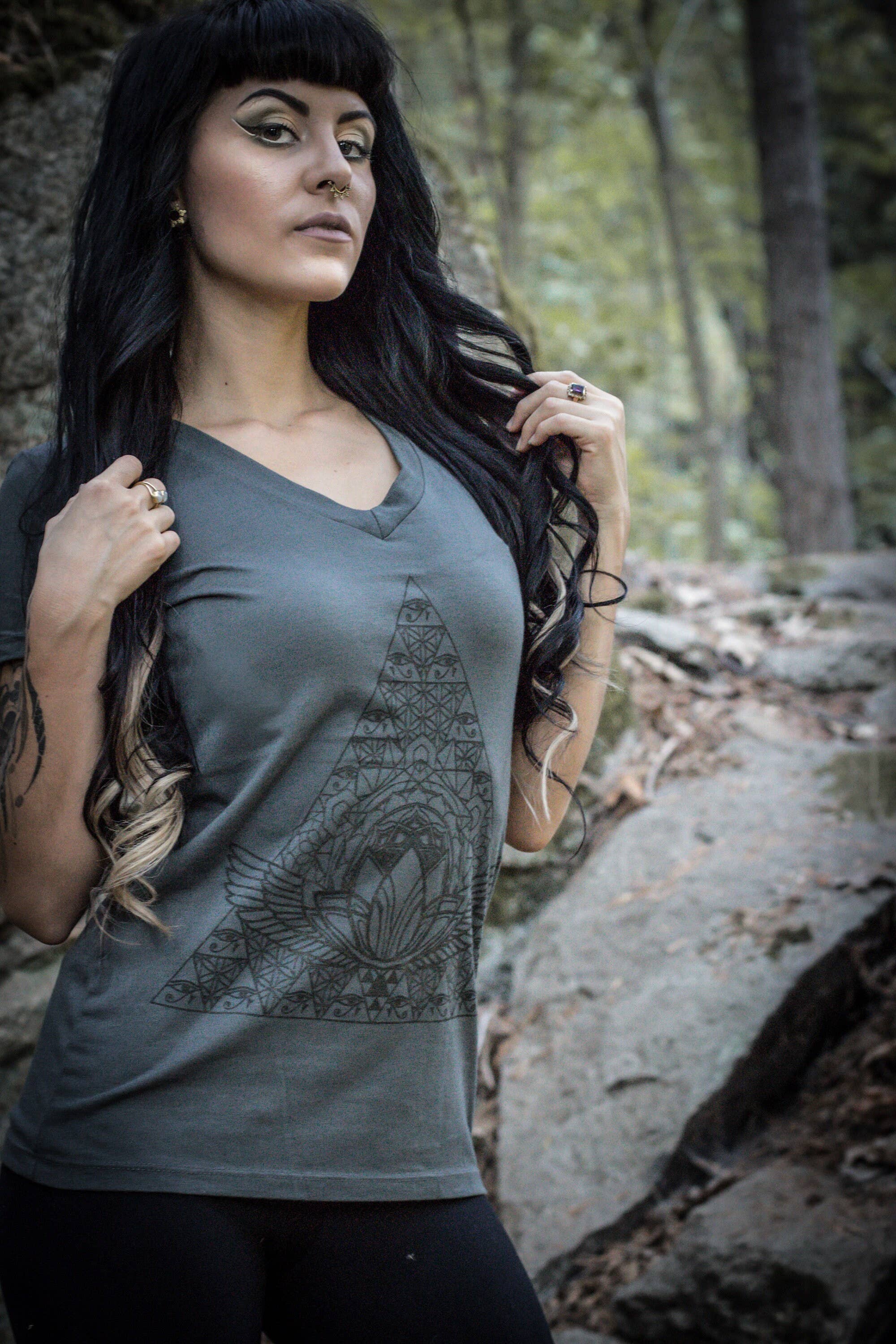 Sacred State Design – Engroshandel T-shirt med print - Dame – Horus Pyramid Hemp V-hals egyptisk hellig geometri-skjorte8