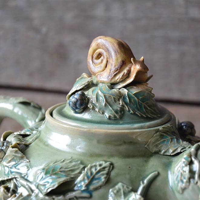 Theepot "De slak op de theepot" - in groen geglazuurd steengoed. voor wholesale door L'Officina