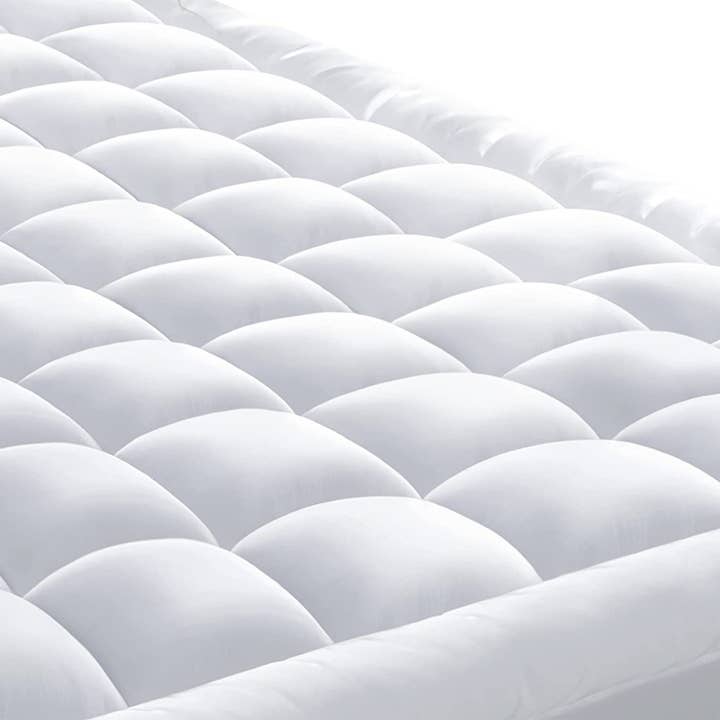 Delara - Wholesale Mattress Pad/Protector - 3 Inch Down Alternative EXTRA PLUSH Mattress Pad
