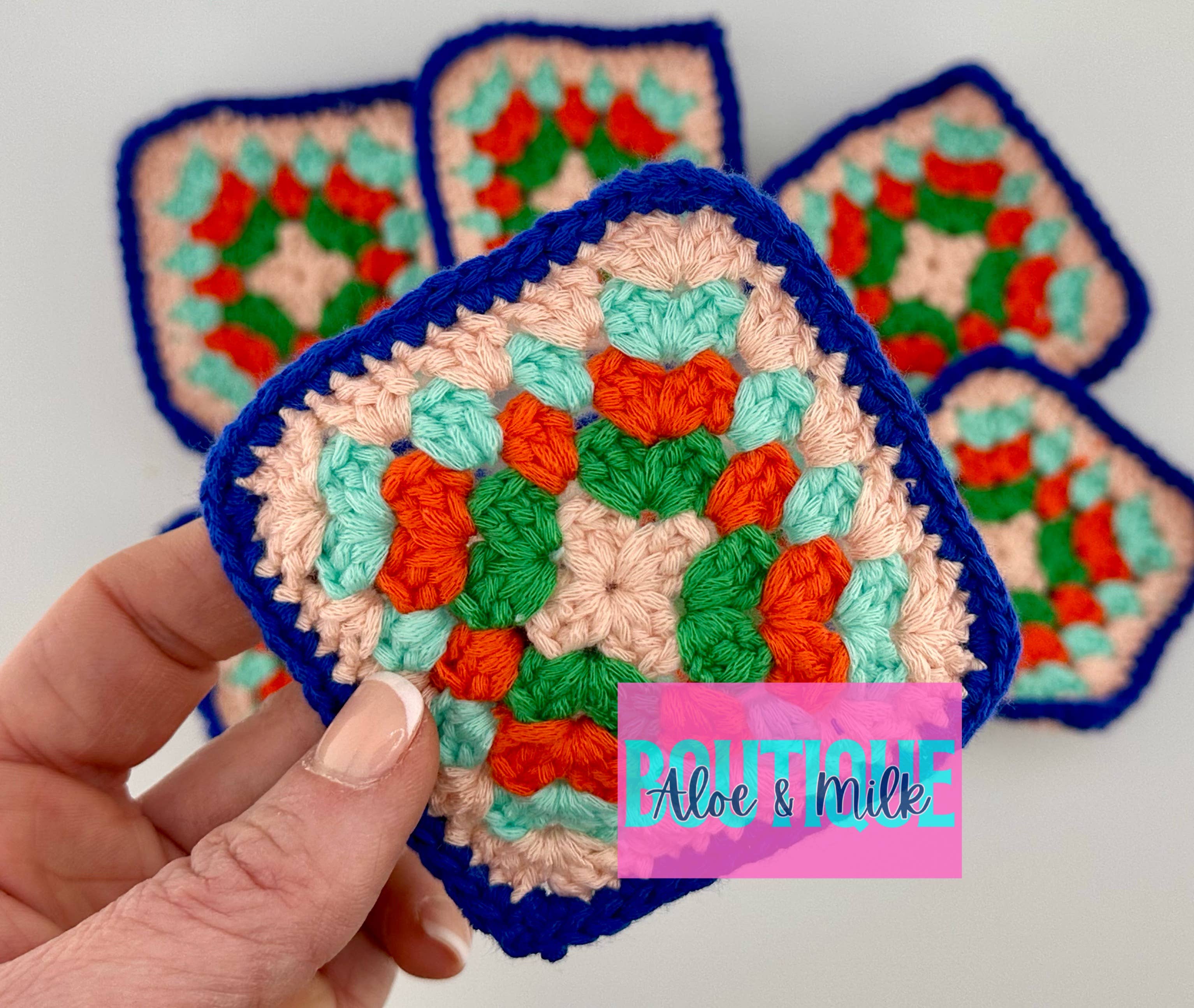 Aloe and Milk Boutique - Vendita all'ingrosso Toppe - Quadrato Granny all’Uncinetto, Cappellino Trucker con Quadrato Granny11