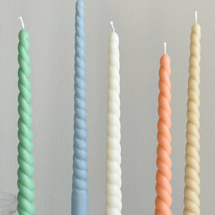 LA AROMA CANDLE CO. - Vendita all'ingrosso Candele cilindriche/candelieri - Candele Affusolate Strette e Ritorte 11 1/4'' (Un Paio)1