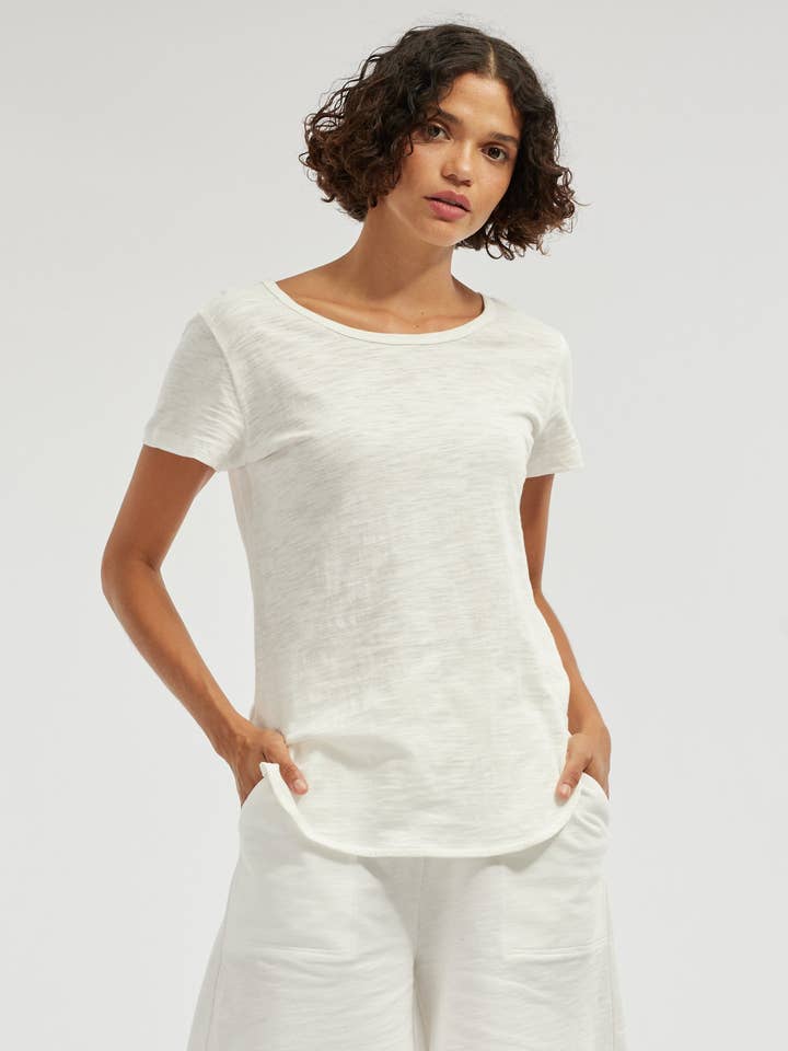 Camiseta de Dobladillo Redondeado Fallon - Blanco para venta al por mayor de Amelius