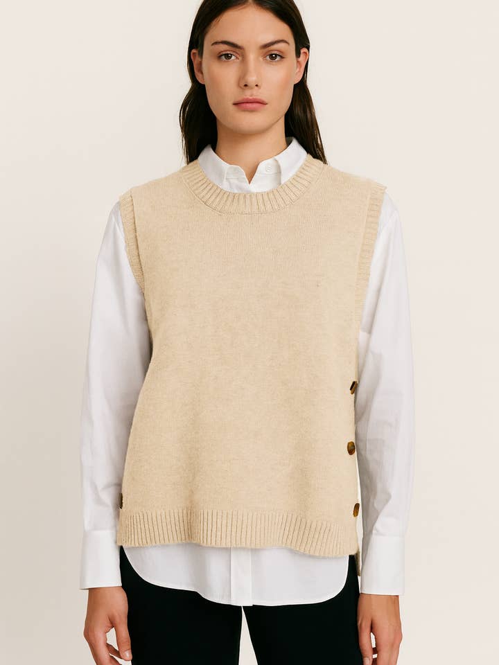 Gilet lavorato a maglia con bottoni decorativi per la vendita all'ingrosso da parte di Lucy Sparks