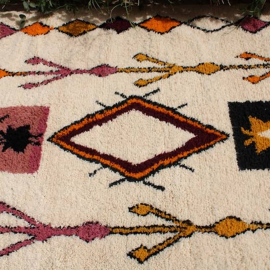 BohoVibeCraft – Großhandel Teppichvorleger – Schwarzer Zickzack-Diamantteppich aus plüschiger cremefarbener Wolle im Großhandel4