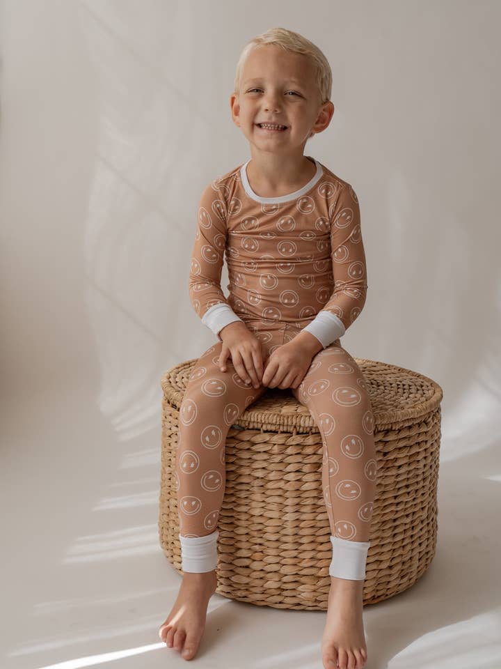 Rad Smiley | Pijama de Dos Piezas para venta al por mayor de Annie Bean & Co