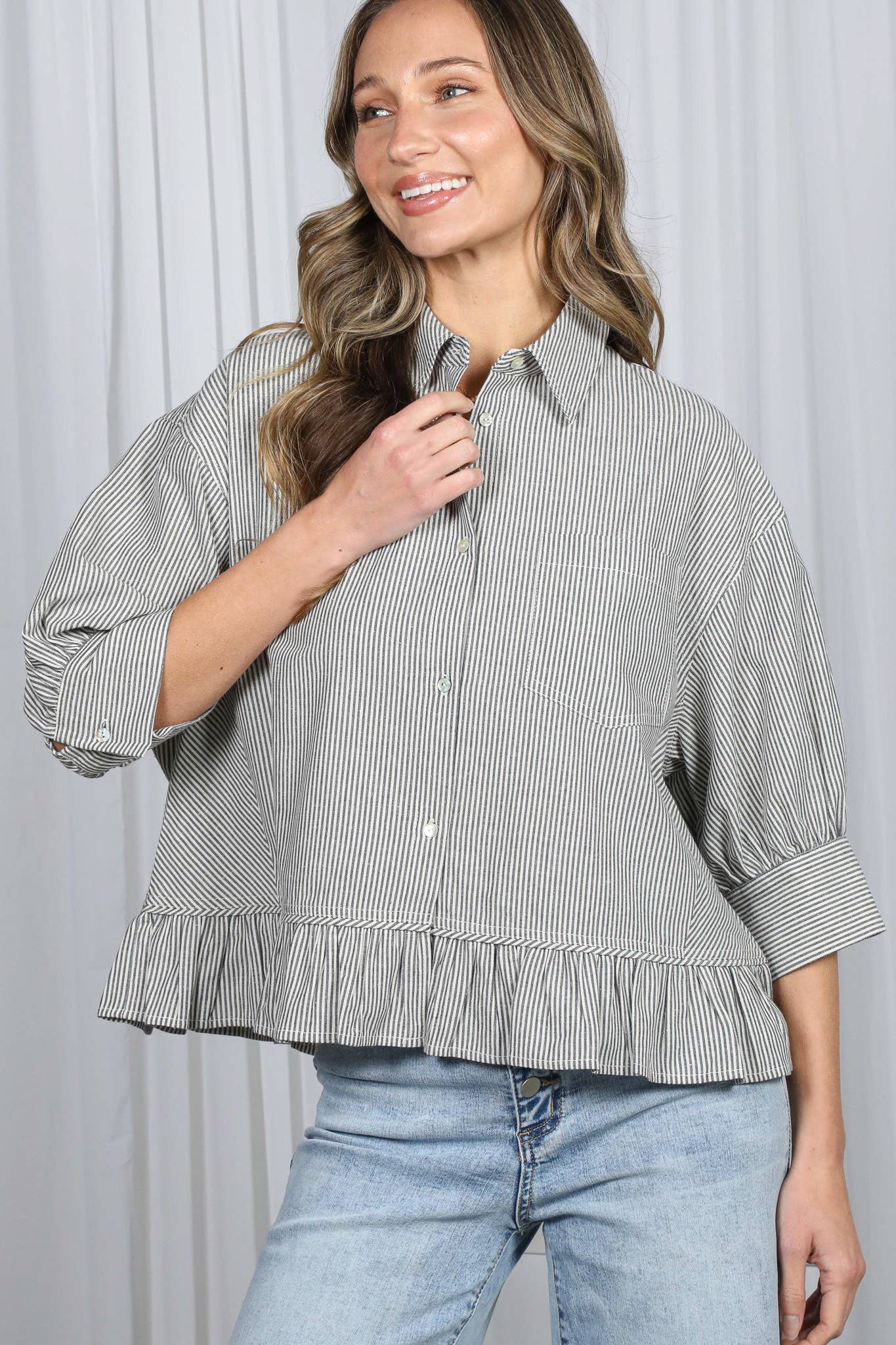 Vine & Love – Camisa com botões no colarinho – Mulher por atacado – Camisa às Riscas com Detalhe de Bolso e Bainha com Folhos 100% Algodão VT82772A8