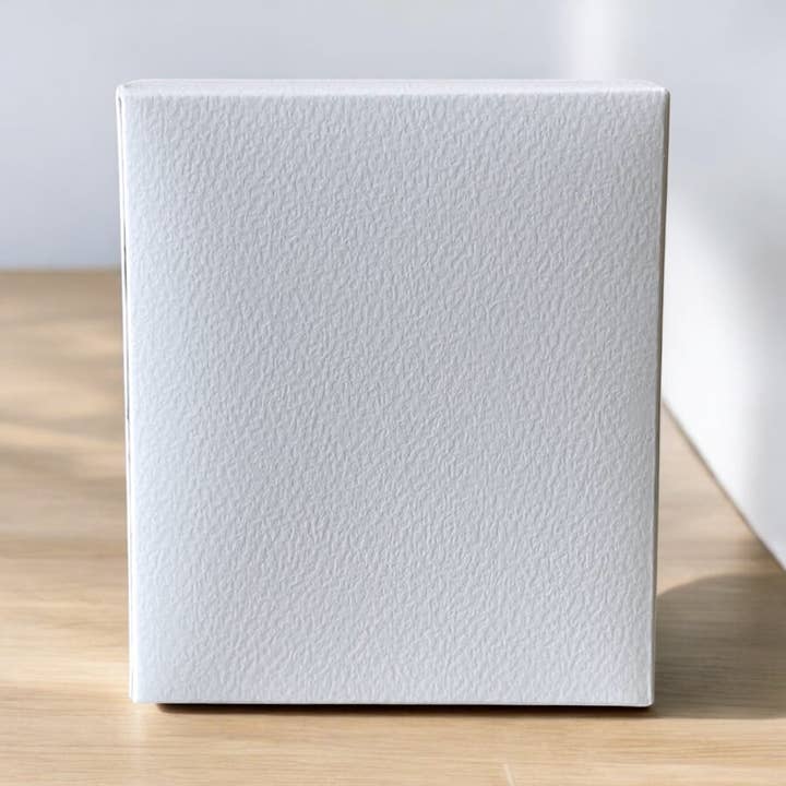 Bianco Opaco Candela personalizzata in vetro bianco opaco da 10 oz con etichetta e scatola regalo in vendita all'ingrosso su Faire11