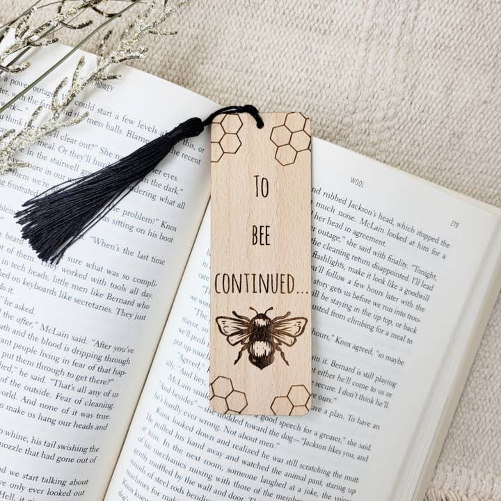Bumble and Birch - Stationery and Gifts – Engroshandel Bogmærke – Til bi fortsat træbogmærke - boggaver