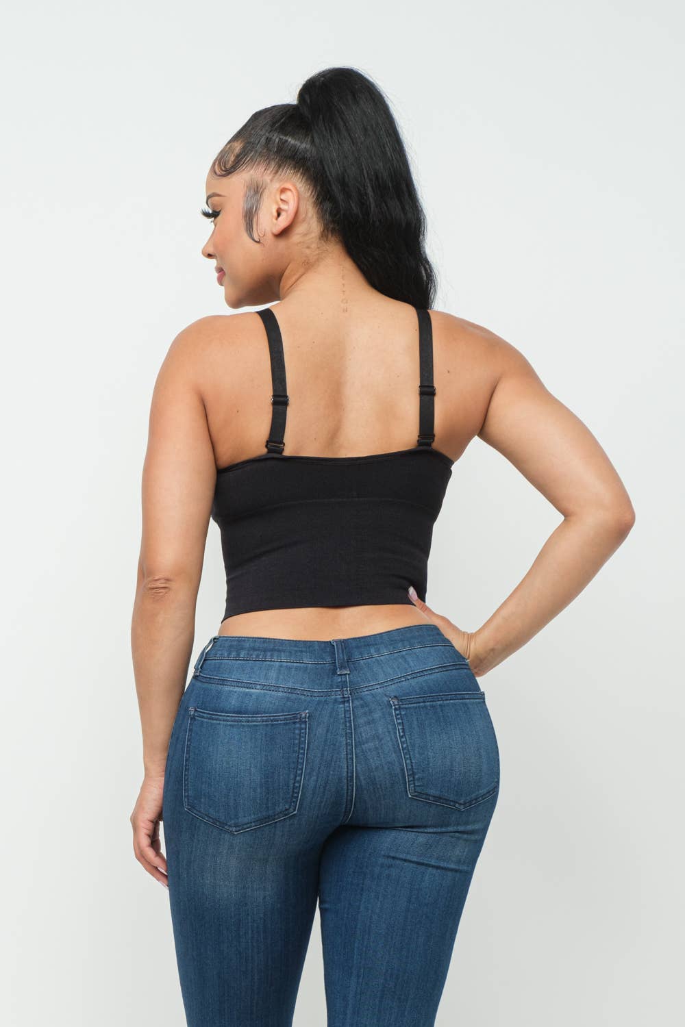 Zwart Naadloze „Ho” -top met studs en versierde details aan de voorkant voor groothandel op Faire3