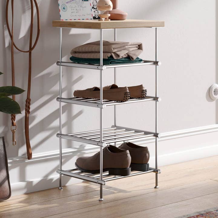 Smalle høje ganghylder lavet af rustfrit stål, med panel af egetræ for engroshandel hos PHOS Design GmbH