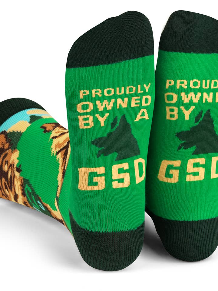 Chaussettes fièrement détenues par un GSD (berger allemand) pour la vente par Lavley