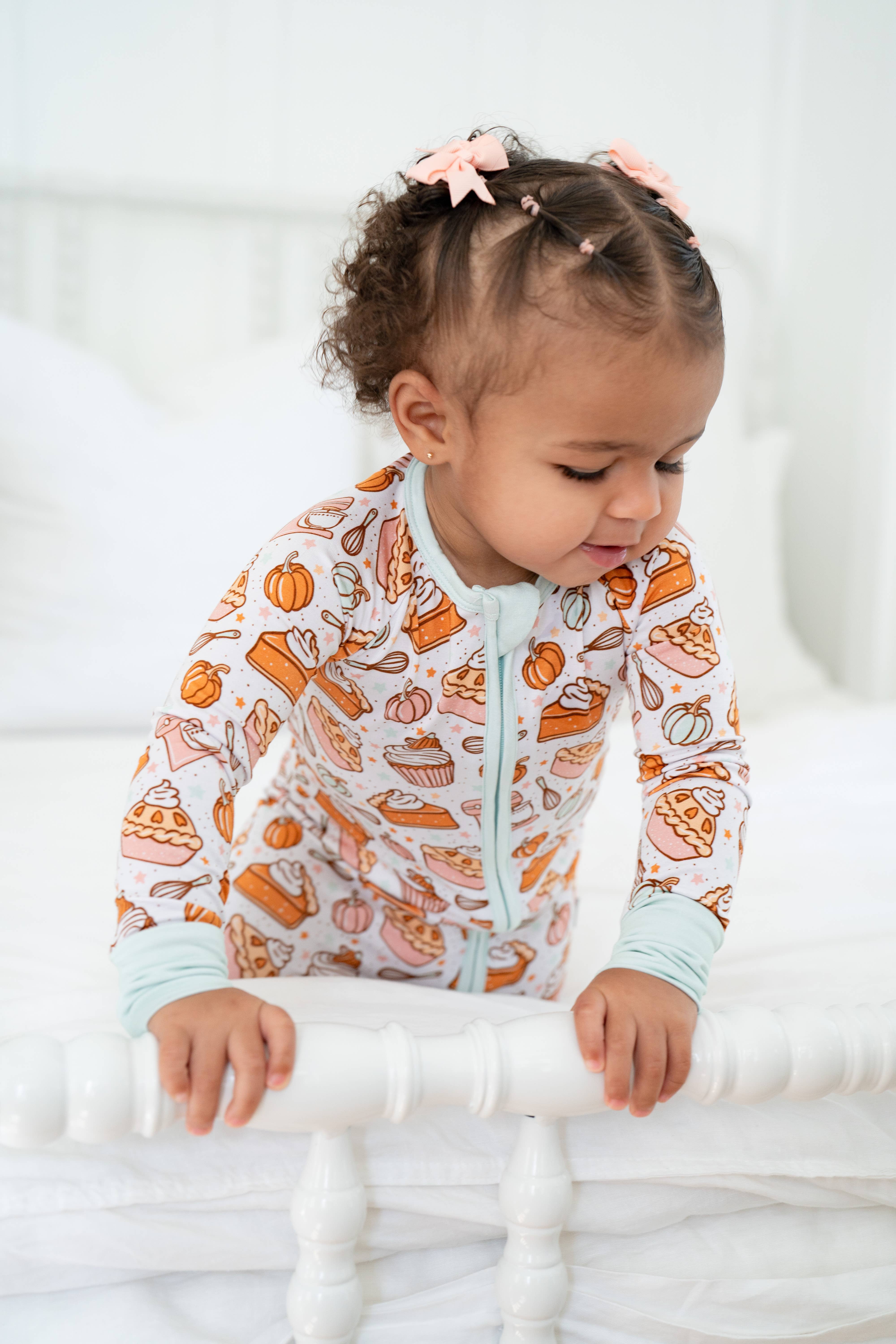 Boosh Baby - Vente Bas de pyjama – enfant - Pyjama grenouillère en bambou Zippy pour la cuisson des tartes à la citrouille pendant les fêtes 🥧 ✨0