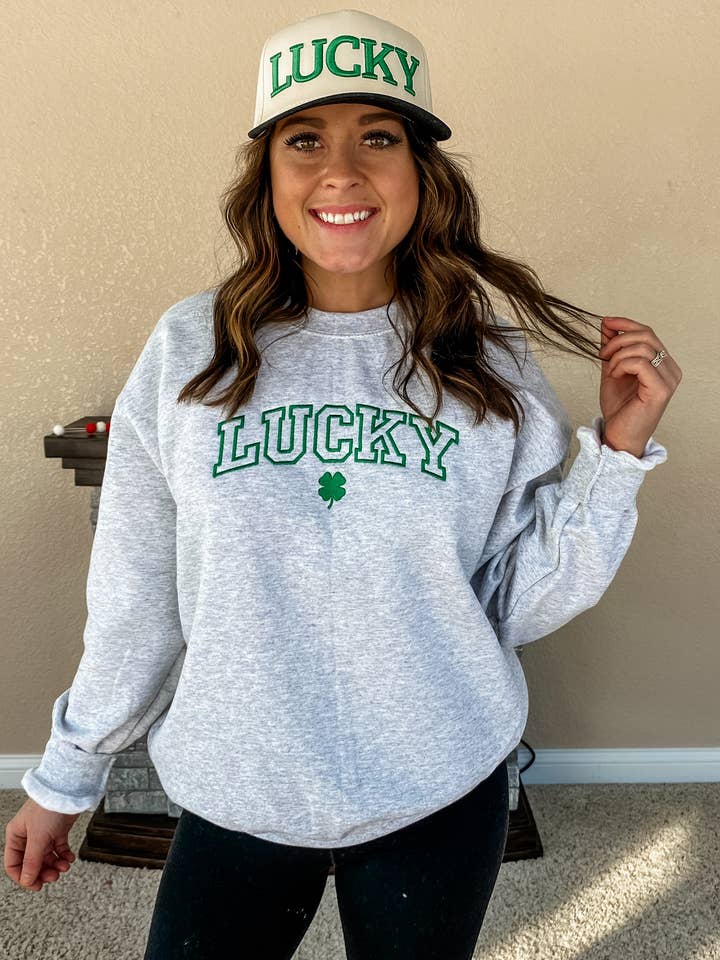 St. Patrick's Day heldig broderet sweatshirt/t-shirt for engroshandel hos Top Notch