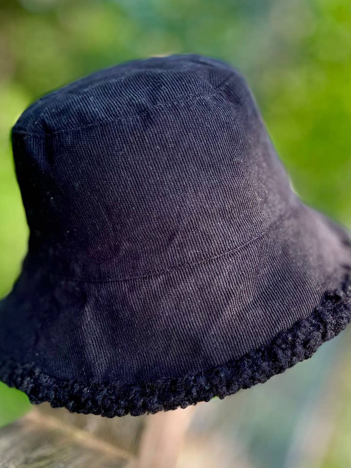 Sombrero de pescador reversible Foxy Sherpa. negro. para venta al por mayor de Bohemian Grace - Grace & Grit