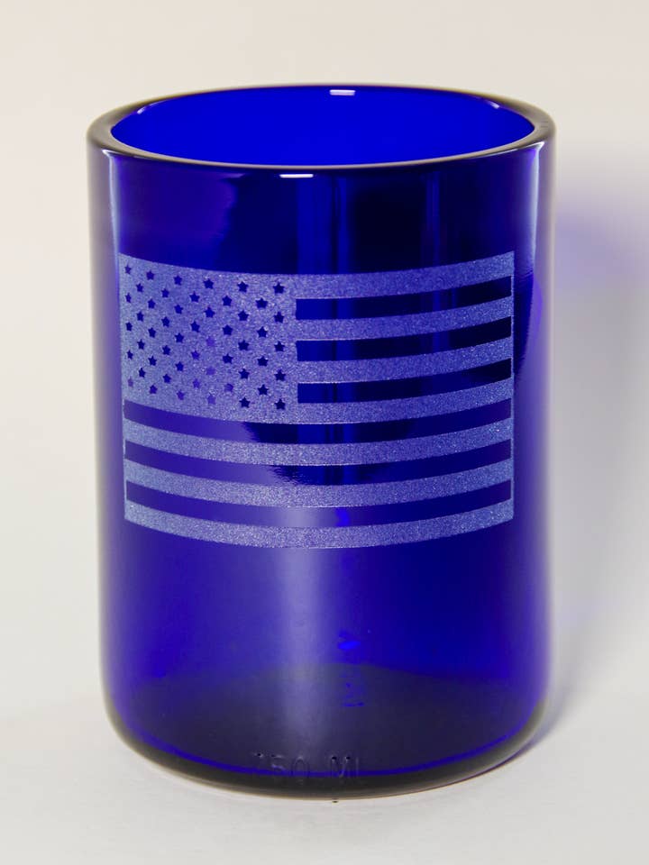 Gegraveerde wijnfles met Amerikaanse vlag, glas, blauw, 12oz, geüpcycled voor wholesale door A Second Round Glass