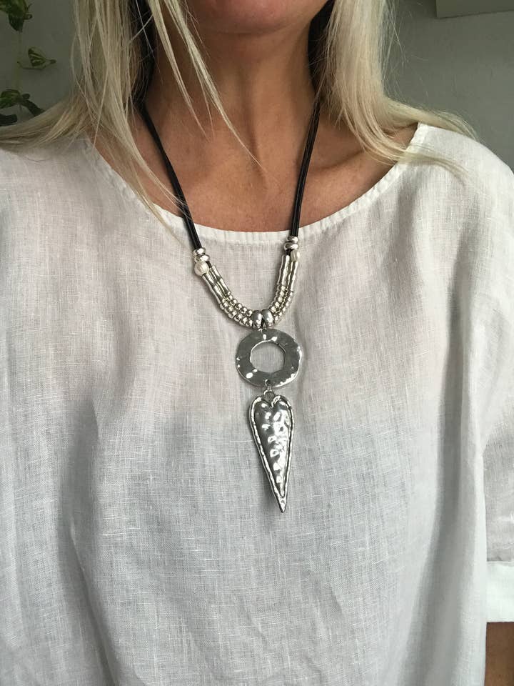 Collier en cuir, bague sans fin avec pendentif cœur et perle pour la vente par myDemimore